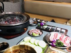 -围炉肉舍•炭烤活鳗•丹东海鲜烤肉(步行街店)