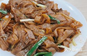 Dry-Fried Beef with Rice Noodles