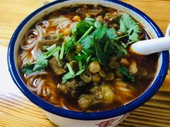 特色红烧牛肉米线-胖胖板凳面