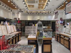 -美式眼镜·授权蔡司.依视路.尼康.豪雅.明月(人民广场店)