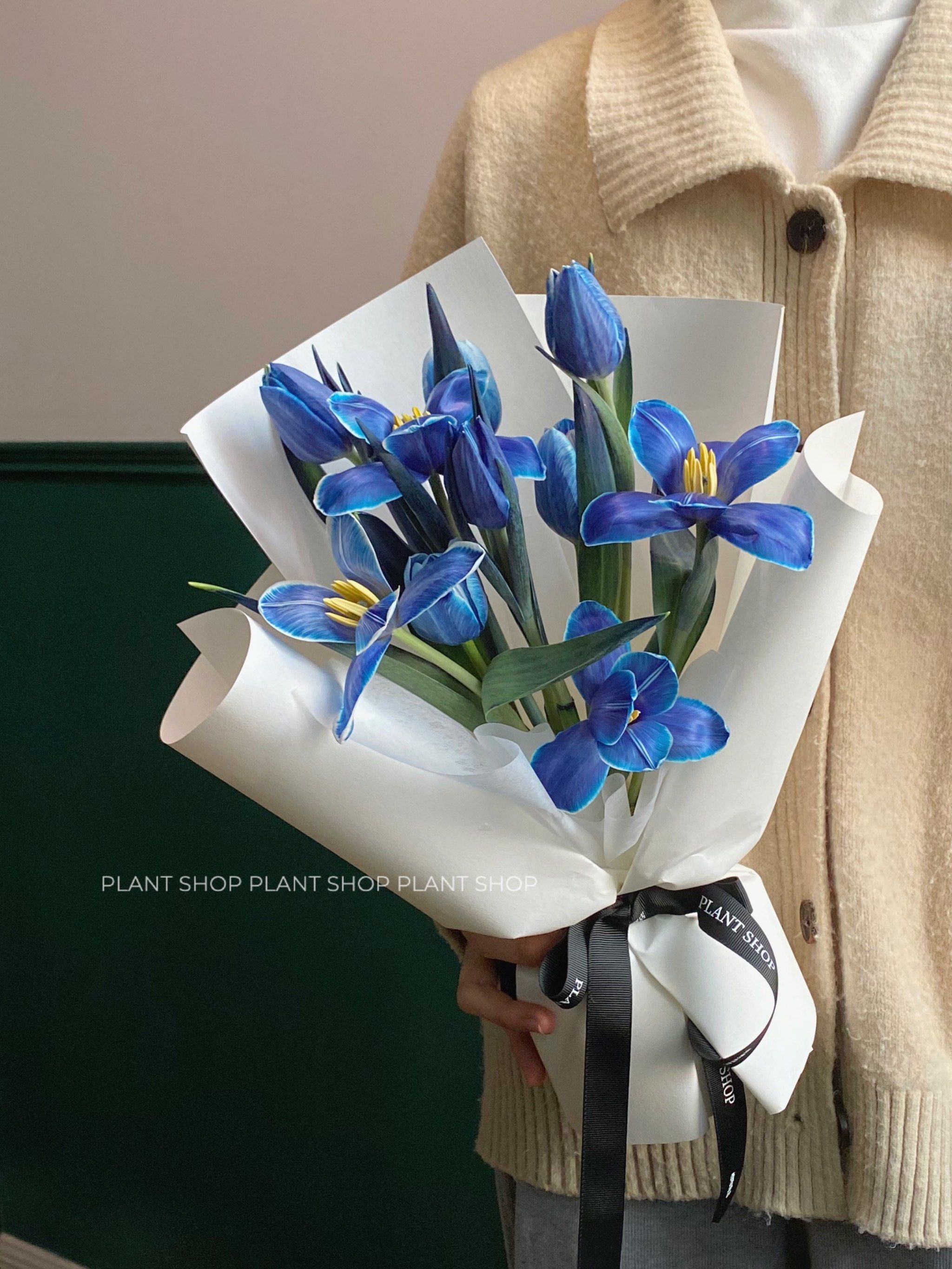 午夜蓝郁金香花束