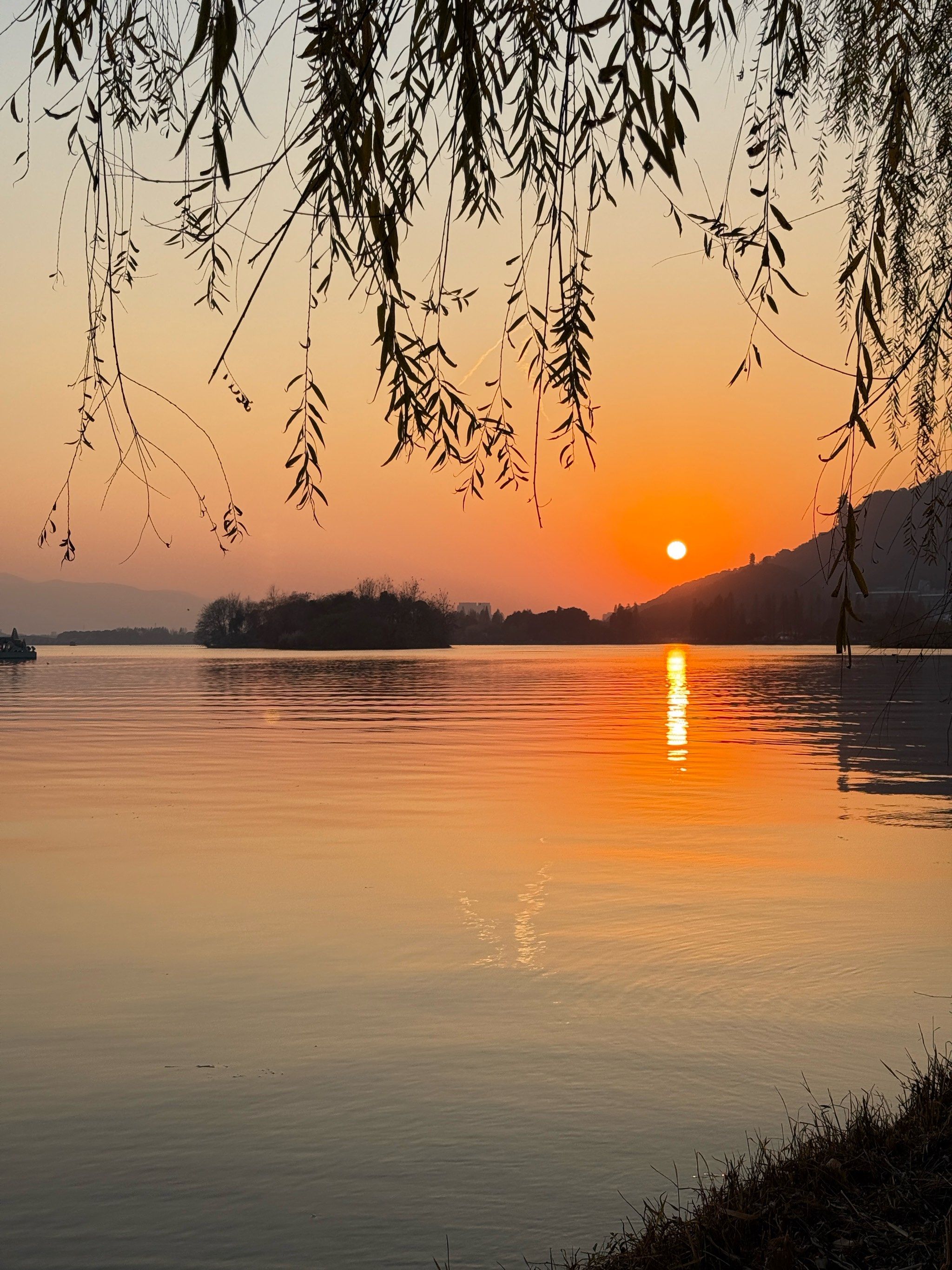 湖边那抹日落红