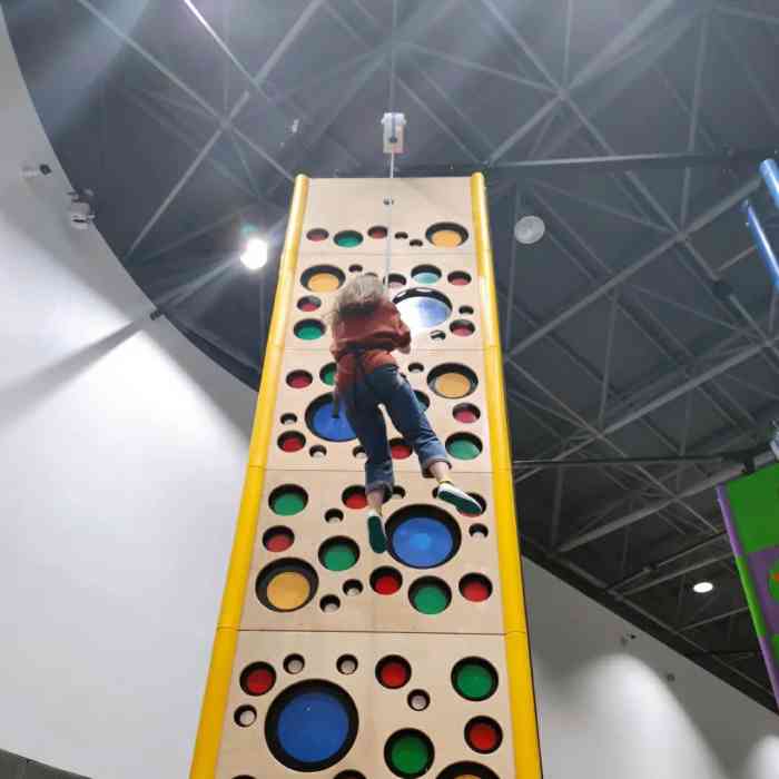 运动馆(成都银泰中心in99店)-"四星是给那个男教练的还有攀岩设备的