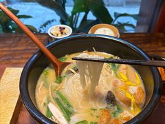 -银米·云南传统过桥米线(双廊黑金冠店)