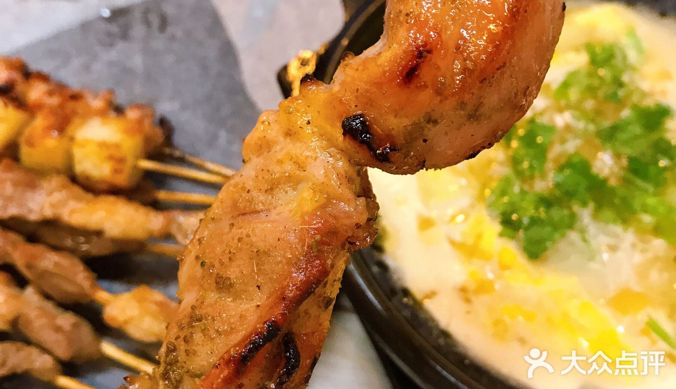 夏日初尝砂锅烤串，秘制烤鸡腿肉果然甜美配酒