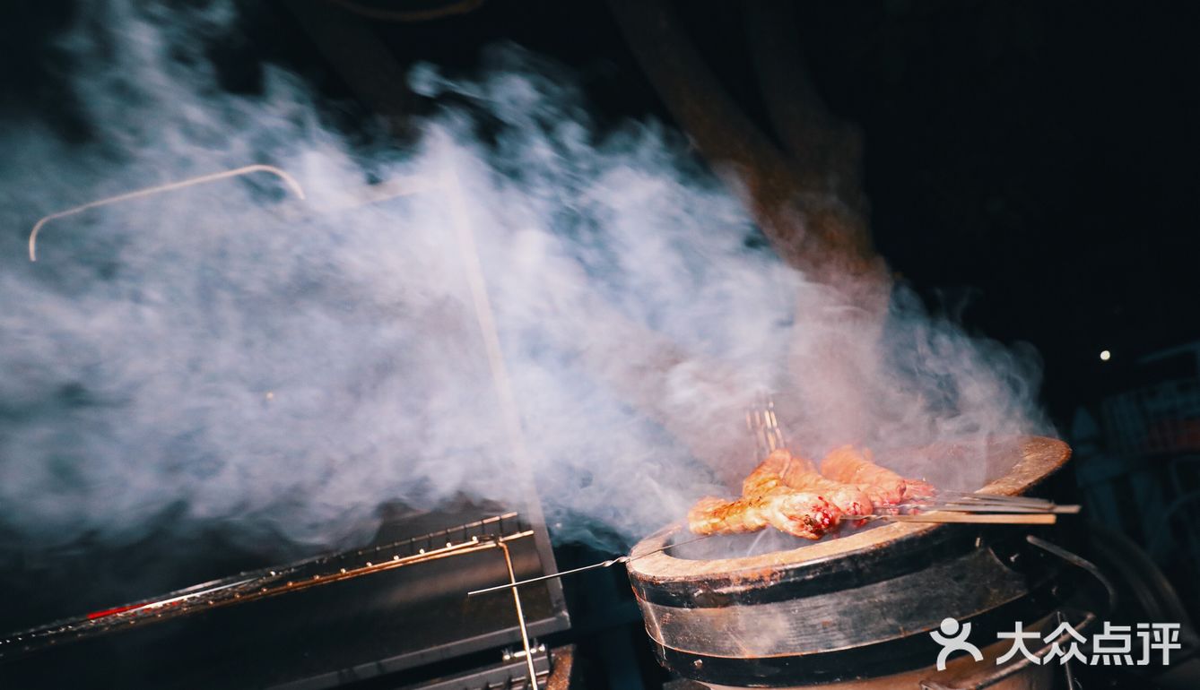 架一炭炉，几串烤肉，一杯冰啤，钟情于夜晚的静