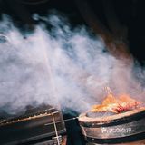 架一炭炉，几串烤肉，一杯冰啤，钟情于夜晚的静