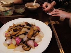 炒新鲜见手青-滇野云南野生菌餐厅(陕西南路店)