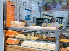 面包甜点陈列柜-鲍师傅糕点(江苏路店)