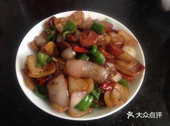 红肠切片 洋葱切片 青椒切片 热锅倒油