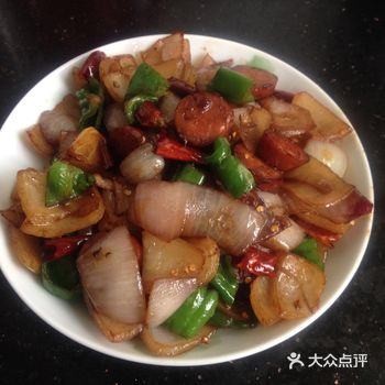 红肠切片 洋葱切片 青椒切片 热锅倒油