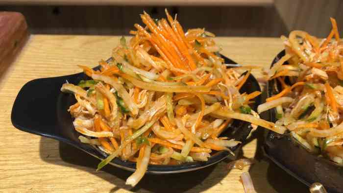 很棒,很喜欢,店内装修小清新,做锅盔的小哥哥可帅了,强烈推荐鸡丝锅盔