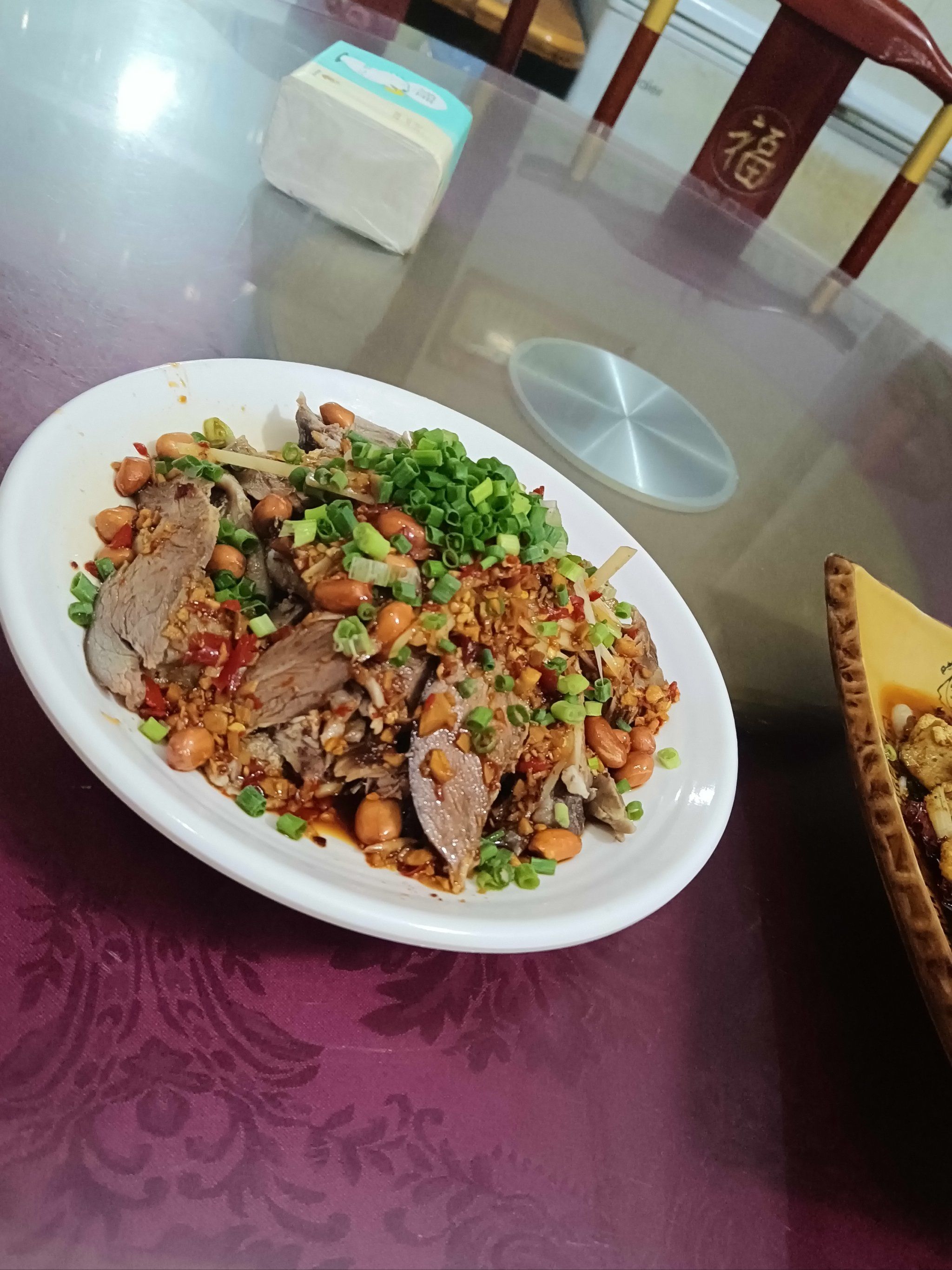 古镇,点了他家的凉拌核桃肉和没吃过的锅边豆腐还有一份白菜豆腐汤!