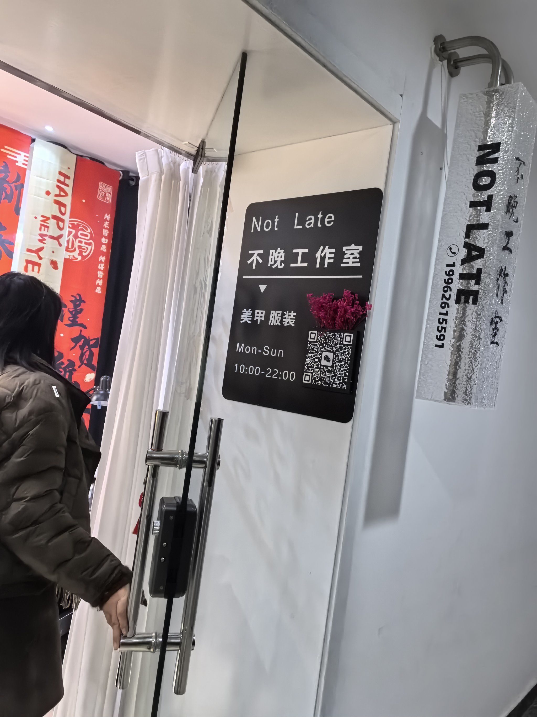不来不知道,一来发现,这边的公寓都做成了各种小型工作室,服装啊,美甲