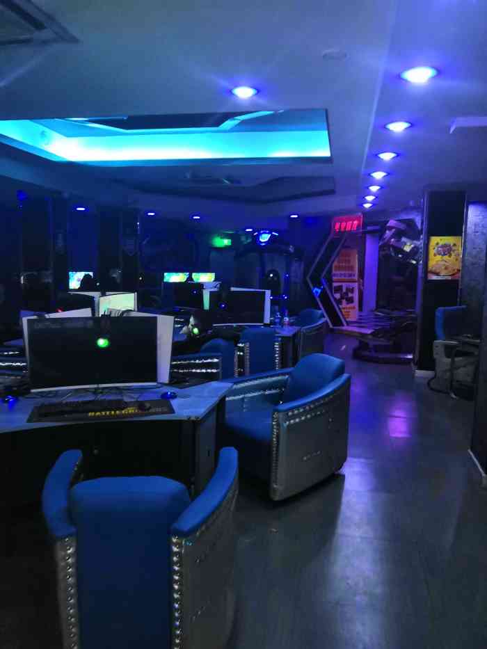 英勇联盟星际网咖(巴山路店)-"好久没来上网了,体验一下现在的网吧都