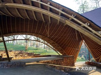 结构设计  主结构由弦支竹梁、人字束柱、边拱组成