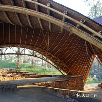 结构设计  主结构由弦支竹梁、人字束柱、边拱组成