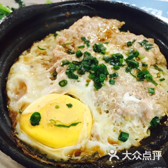 牛肉窩蛋煲仔飯