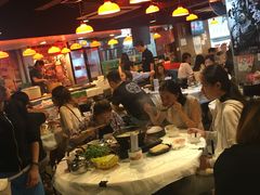 大堂-鲜入围煮花胶鸡海鲜火锅