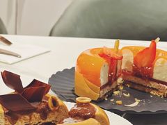 葡萄柚草莓萨伐仑松饼-潮一不贰·法式甜品·生日蛋糕·西式简餐(外滩店)