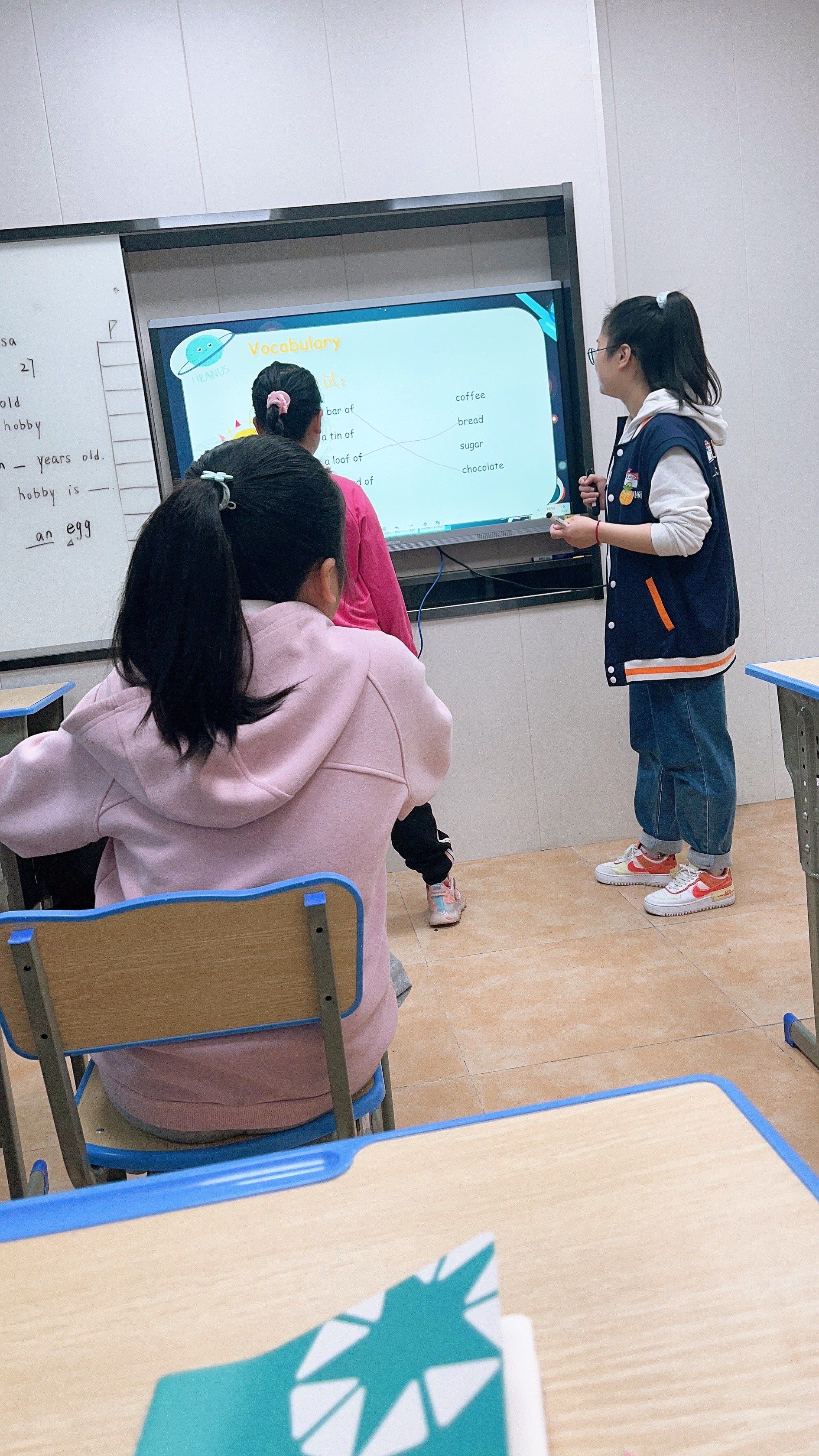 小朋友认真听课