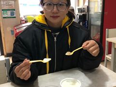 吃酸奶的样子-雪露酸奶