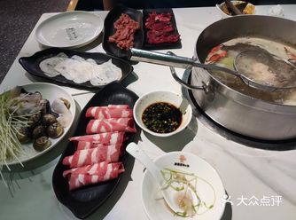 有18元的牛腩锅，不辣，还有38元的鸳鸯锅，锅很大