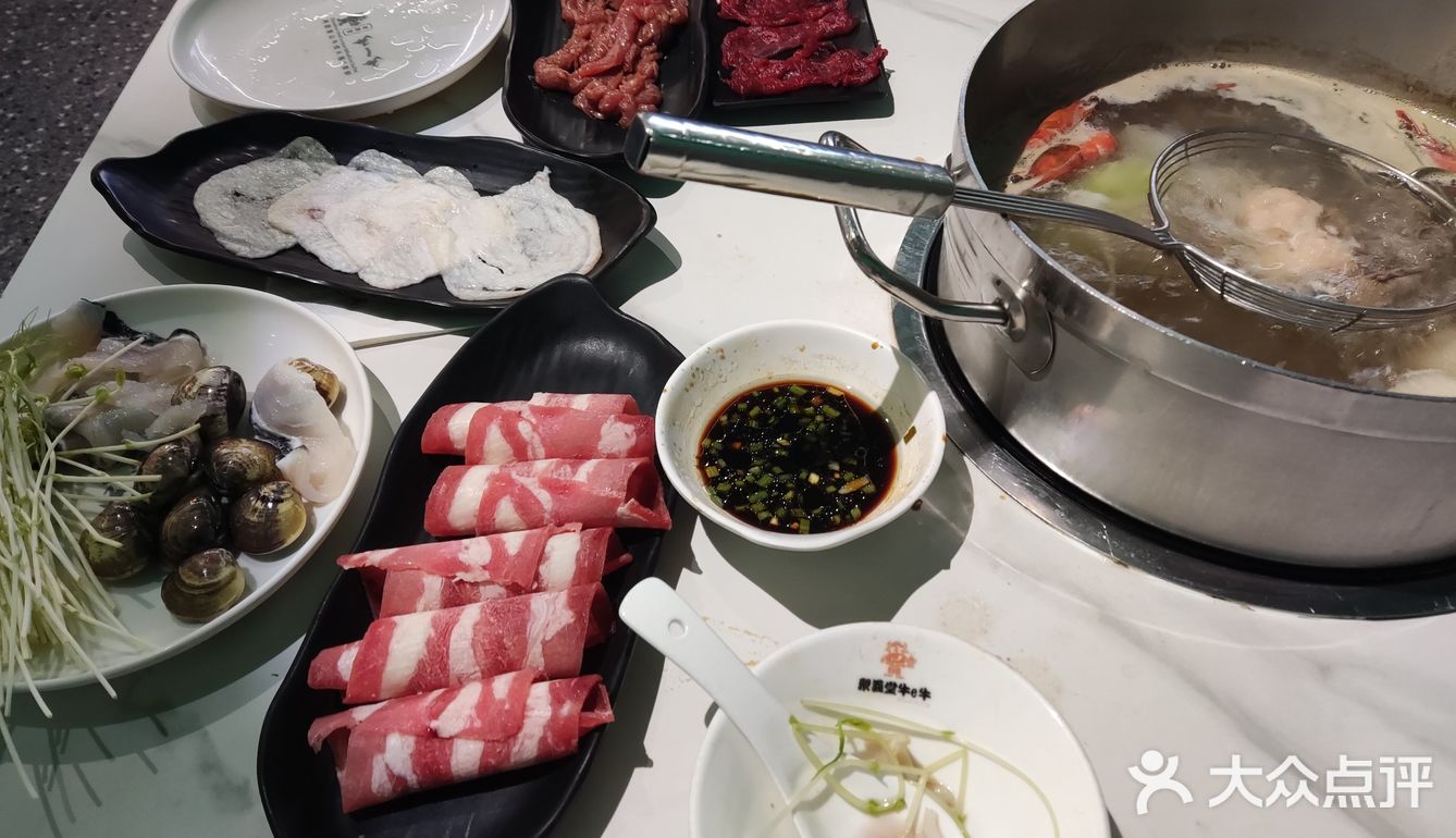 有18元的牛腩锅，不辣，还有38元的鸳鸯锅，锅很大