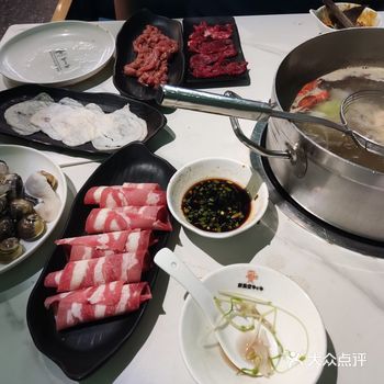 有18元的牛腩锅，不辣，还有38元的鸳鸯锅，锅很大