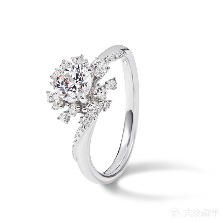 等一起看烟花时，用这枚戒指向她求婚！