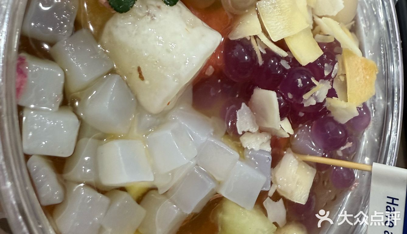 红亮亮的油花浮在汤上，辣得人直咂嘴，却又舍不得放下筷子