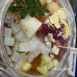 红亮亮的油花浮在汤上，辣得人直咂嘴，却又舍不得放下筷子