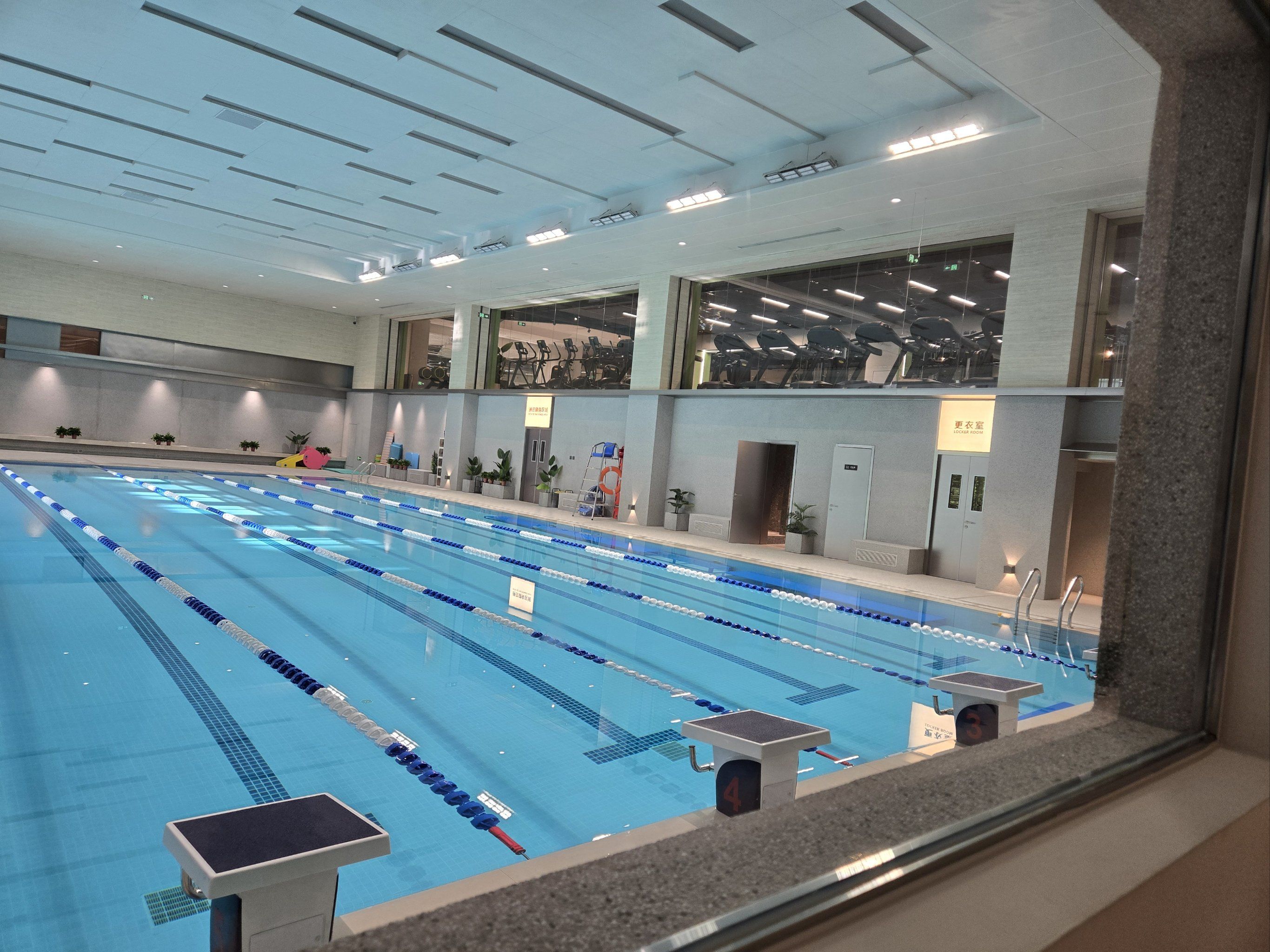 冬天超赞的游泳馆