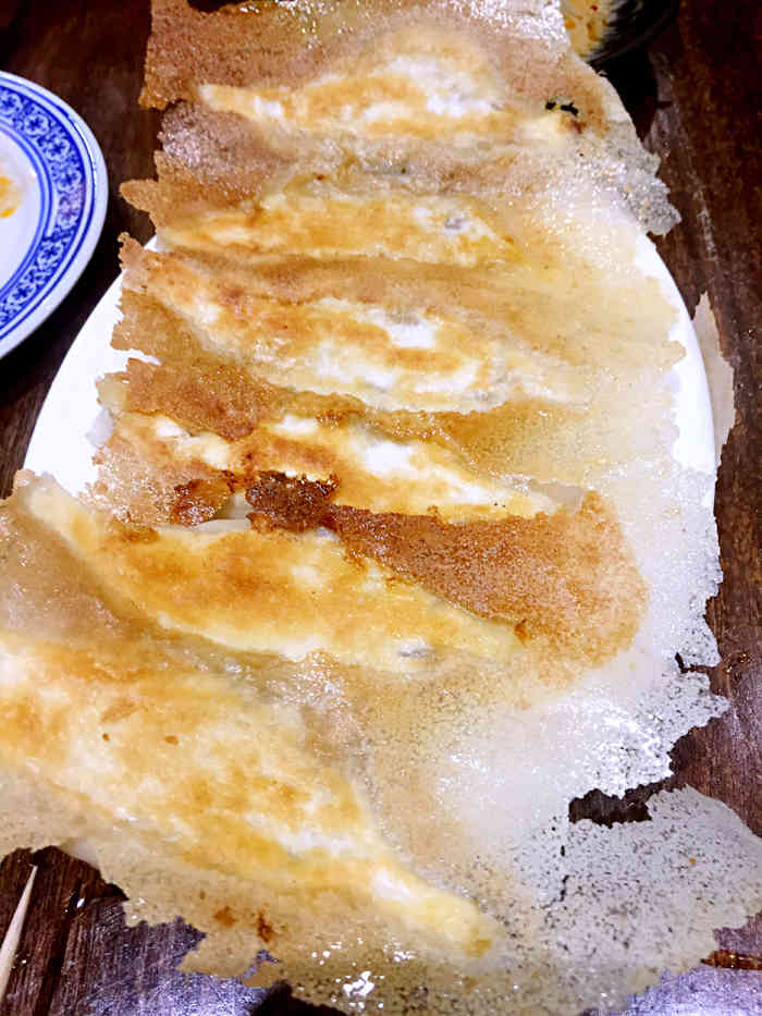 邢家锅贴(大卫城店)-"店堂里空调坏了,在外面吃还是很热,锅贴味.