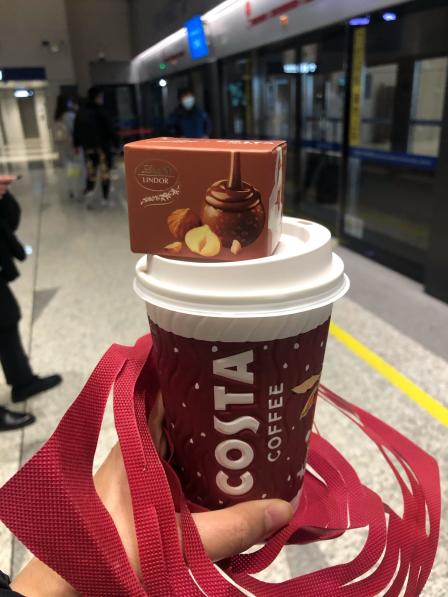 costa coffee-"这个瑞士莲榛果拿铁,是要问店员要才给的吗.