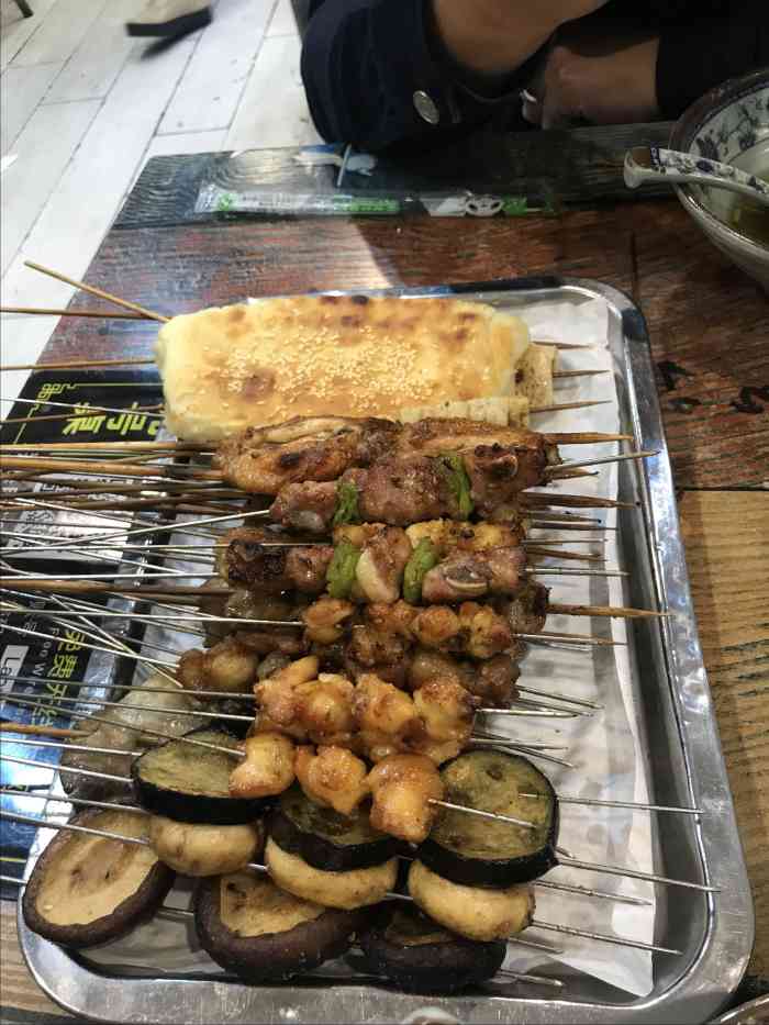 老谢烧烤.这个跟环境和服务态度无关了.只能说口味.实话,混沌.棒子骨.