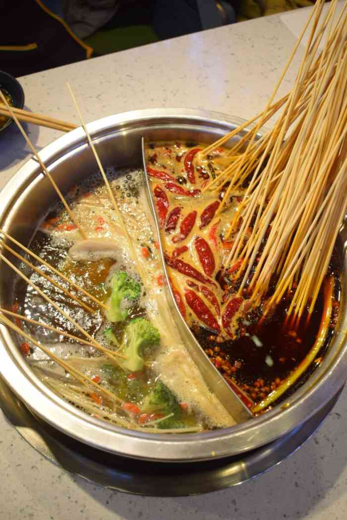 巴尖火锅串串-"这家店的地理位置还是比较好找的,离地铁口.