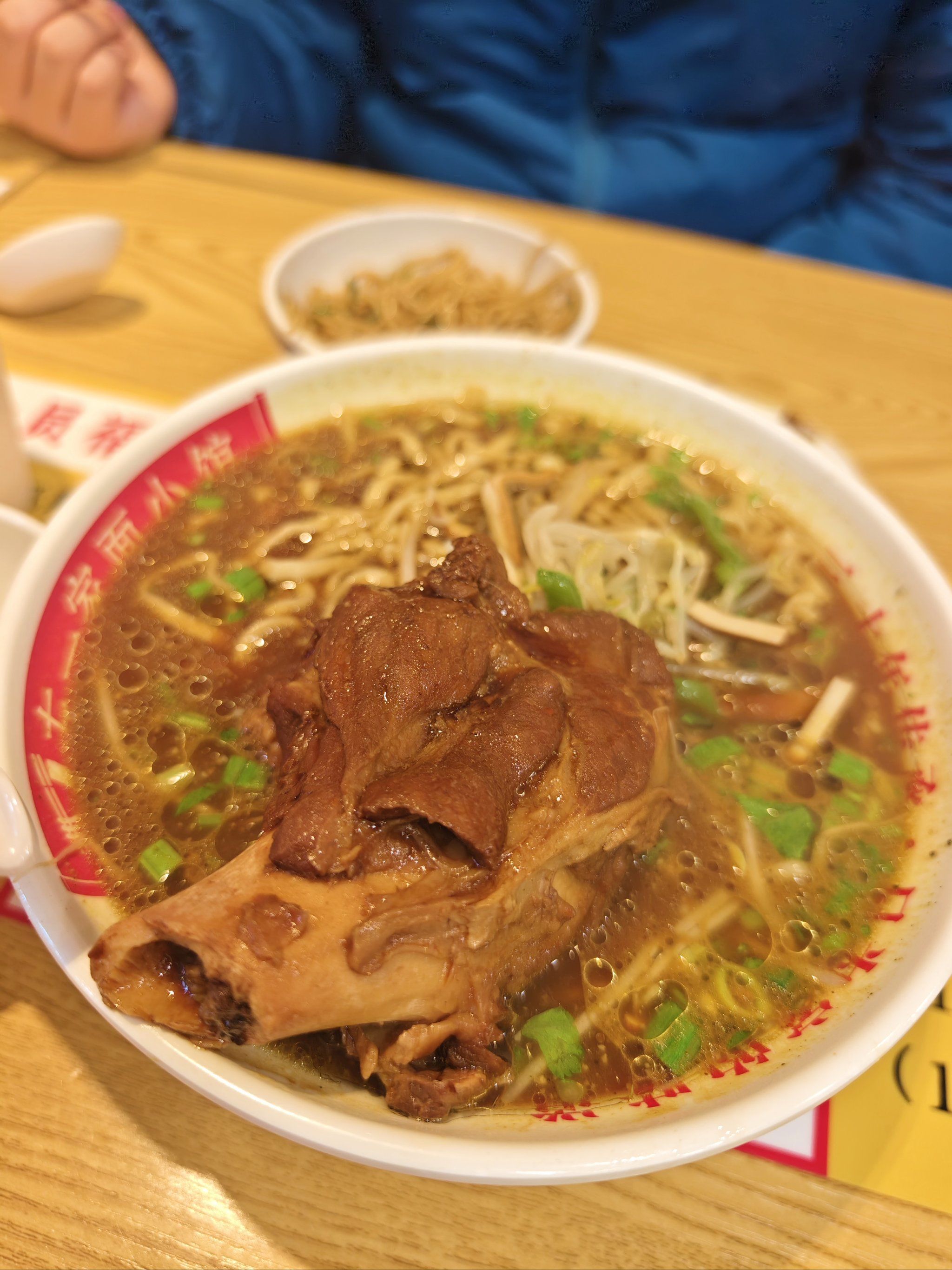 也开了一段时间了,店里服务很热情,这次体验的是红烧酱大骨汤面,汤是