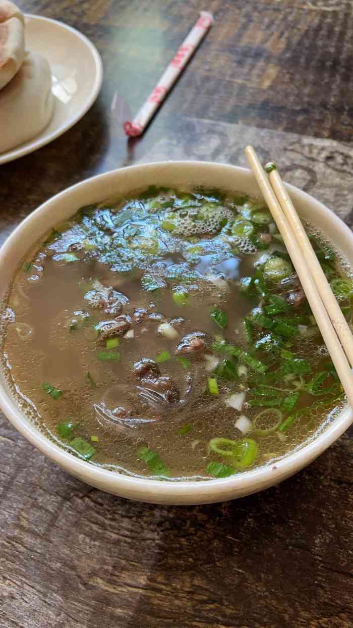 雪域高原牦牛大骨汤-"汤的味道很浓,牛肉是拆骨的,细细的葱丝很.