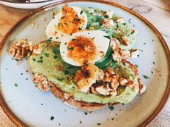 牛油果煮蛋吐司-RAC BAR(安福路店)