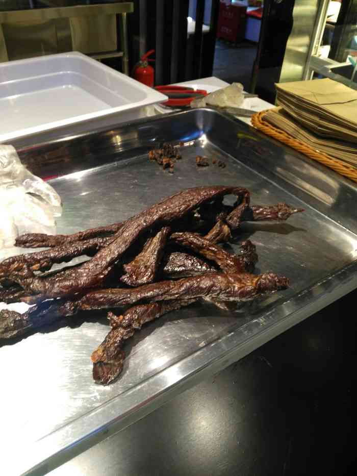 牛哞哞现烤牛肉干-"位置:在西站食宝街一层,阿甘锅盔的旁边,.