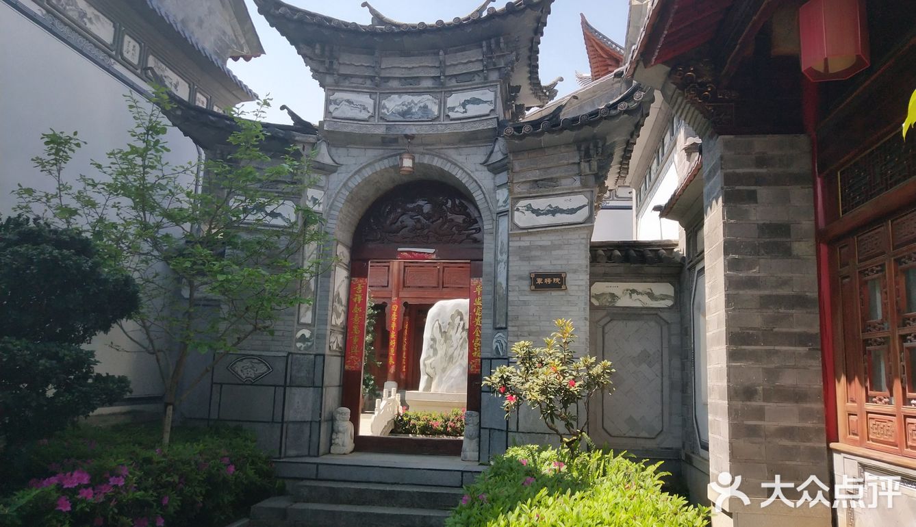 酒店地理位置方便,出门就是洋人街