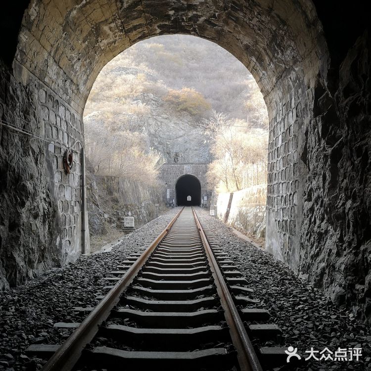 火车道徒步，隧道探险，顿时感慨，应该好好学学拍照了[调皮]