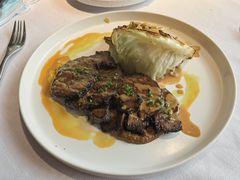 剪厚切牛舌配黑蒜汁-Bistro Wang 牛排馆