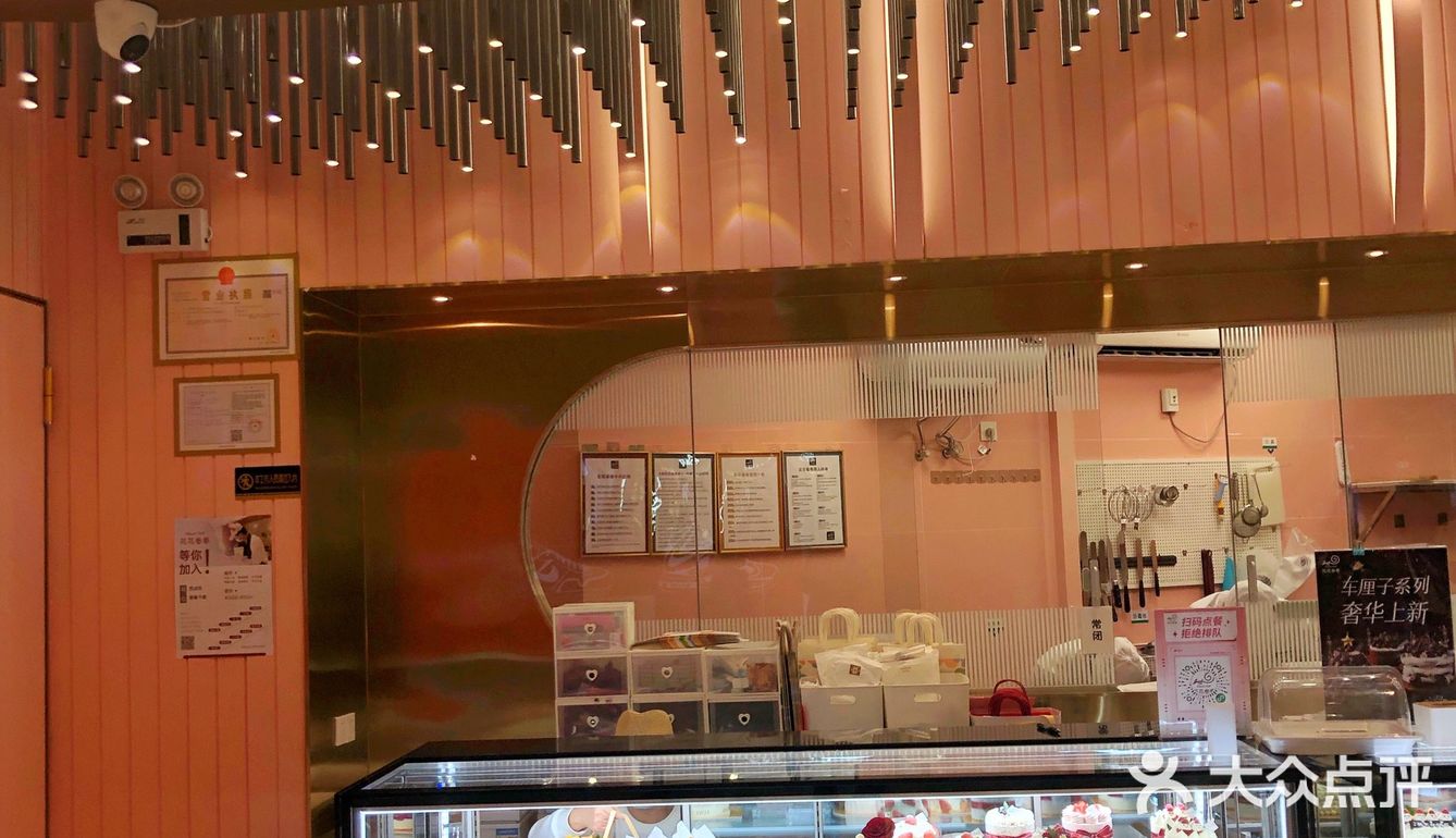 玫瑰见证爱情，纯动物奶油见证品质，这款情人节蛋糕太🉑️了！