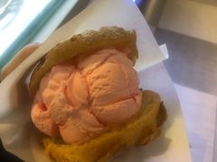 酥皮草莓冰激凌-贝儿多爸爸泡芙(合生汇店)