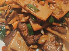 -阿瓦山寨·湘菜现炒·剁椒鱼头王(咸阳总店)