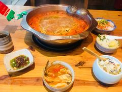 -野山舂·贵州现舂酸汤火锅(鸿通城店)