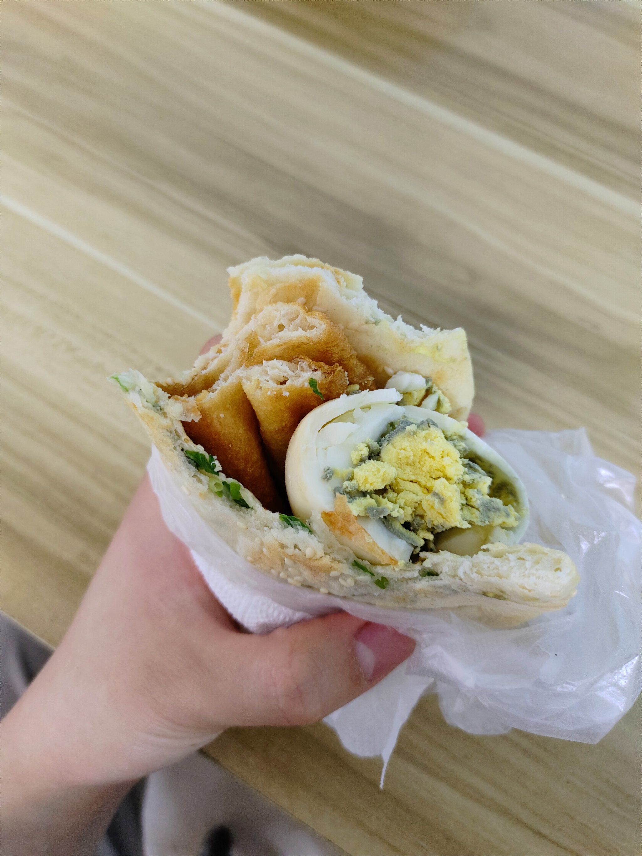 大清早来上这样一副烧饼油条夹鸡蛋,香迷糊