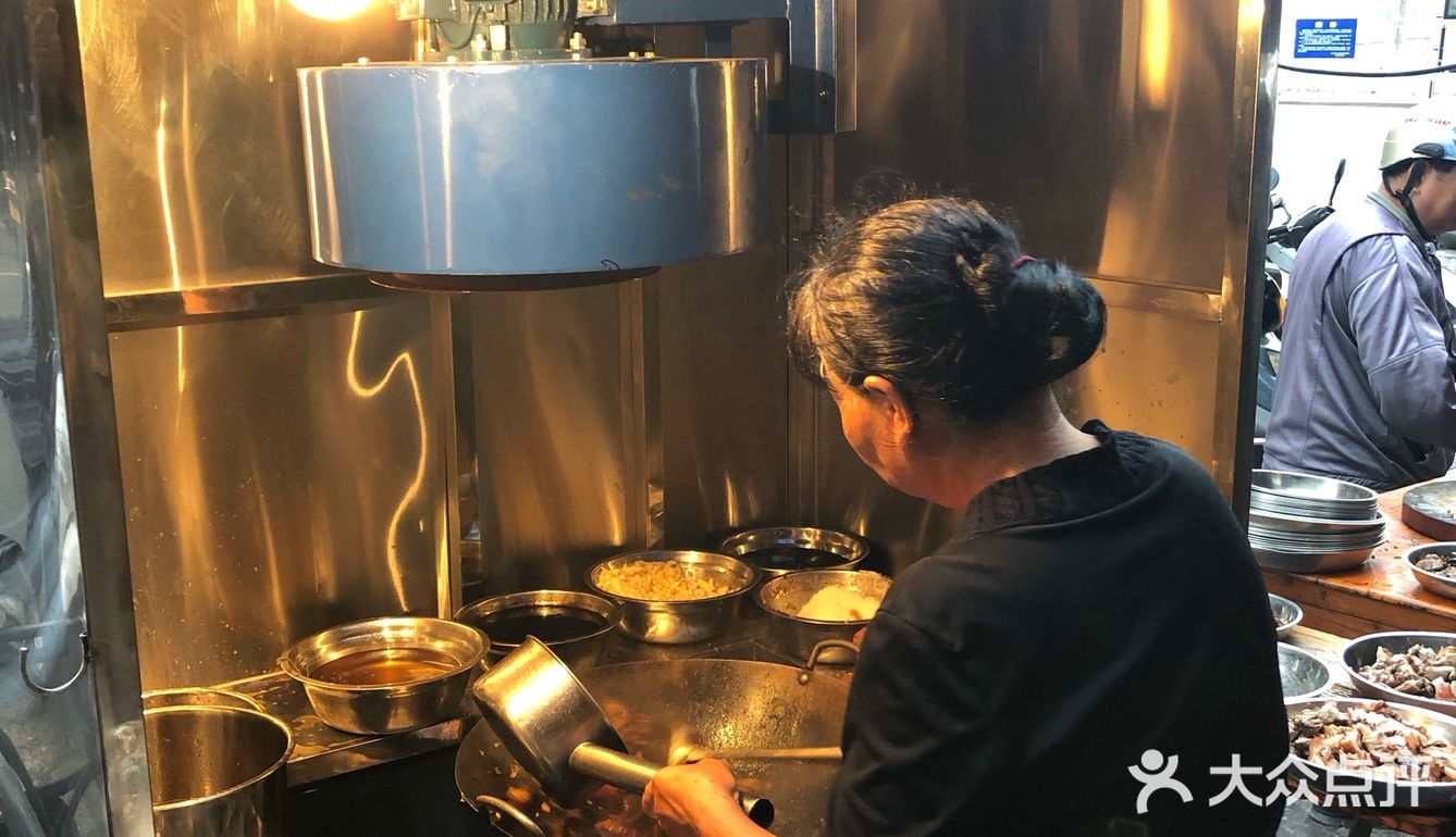 路过看到这里挤满了人，临时改变主意进来吃 店没有名字